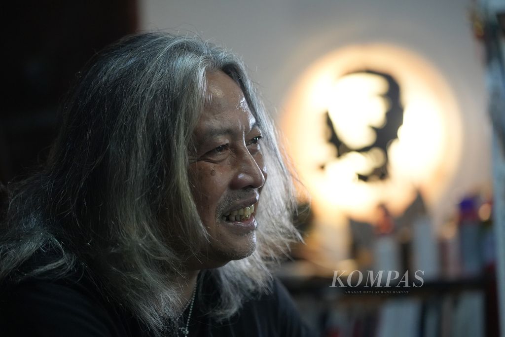 Pewarta foto senior, Oscar Motuloh, di Yayasan Matawaktu, Jakarta Selatan, Rabu (28/2/2024). 