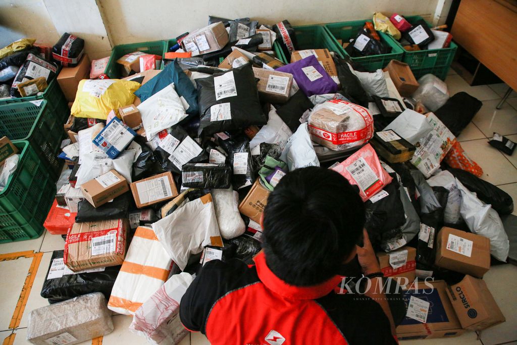 Tumpukan paket yang telah diperiksa dan dipilah untuk kemudian segera dikirim kepada pelanggan dari tempat pengantaran SiCepat di kawasan Ciledug, Kota Tangerang, Banten, Rabu (6/4/2022).