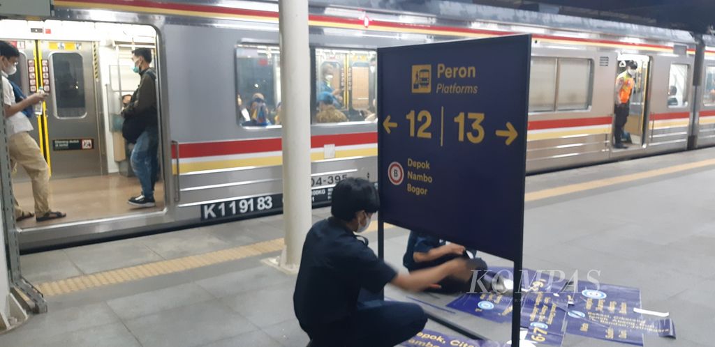 Pekerja tengah menempelkan stiker petunjuk di peron jalur layang Stasiun Manggarai, Jumat (27/5/2022). Mulai Sabtu (28/5/2022), kereta rel listrik Jabodetabek hanya akan melalui jalur 6-13.