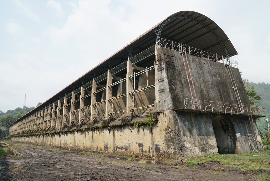 Kondisi bangunan Silo Gunung di Teluk Bayur, Padang, Sumatera Barat, Sabtu (24/8/2019), yang dulu menjadi tempat penyimpanan sementara batubara dari Tambang Batubara Ombilin, Sawahlunto. 