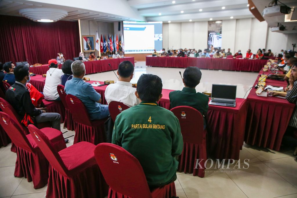 Komisi Pemilihan Umum (KPU) menggelar rapat koordinasi integrasi dan migrasi data Sistem Informasi Partai Politik (Sipol) bersama partai politik di Gedung KPU, Jakarta, Jumat (17/6/2022). 