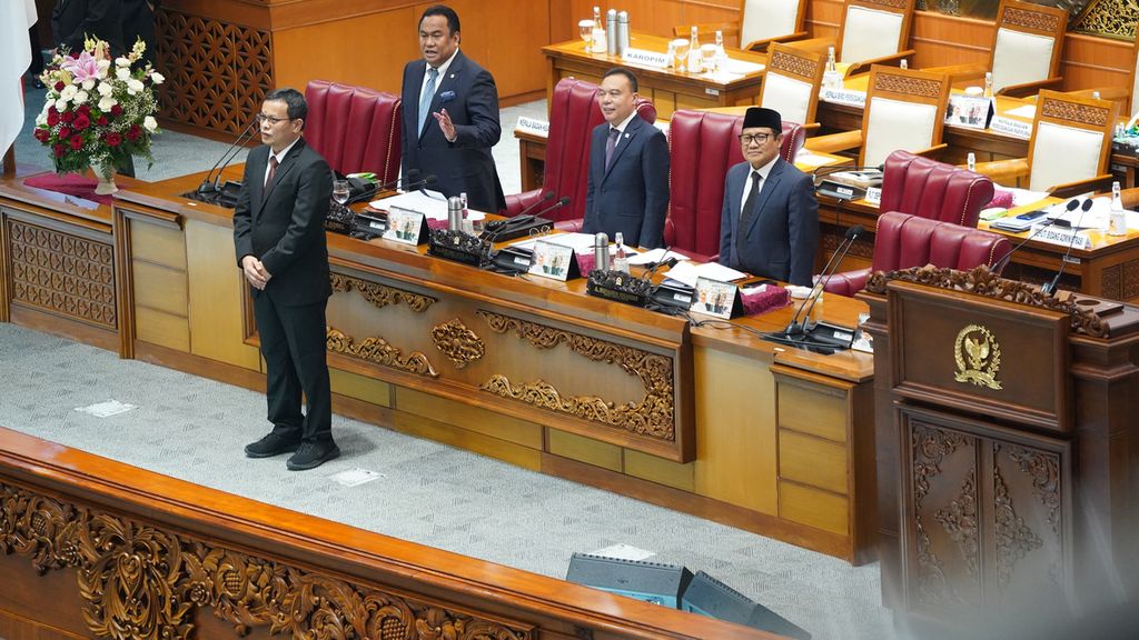 Guntur Hamzah (kiri) saat disetujui disahkan menjadi hakim konstitusi menggantikan Aswanto, di Mahkamah Konstitusi saat Rapat Paripurna ke-7 Masa Sidang 1 Tahun Sidang 2022-2023 di Gedung DPR, Jakarta, Kamis (29/8/2022). 