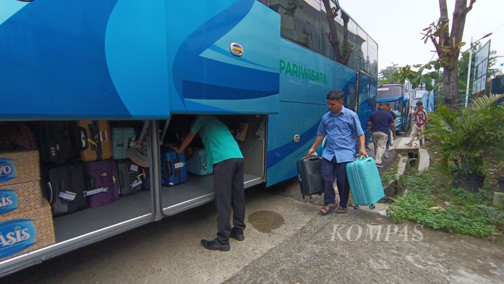 Operator bus membawa tas milik murid sebuah sekolah menengah pertama yang akan mengikuti karyawisata menggunakan bus di kawasan Babakan, Tangerang Selatan, Banten, Senin (13/5/2024). 