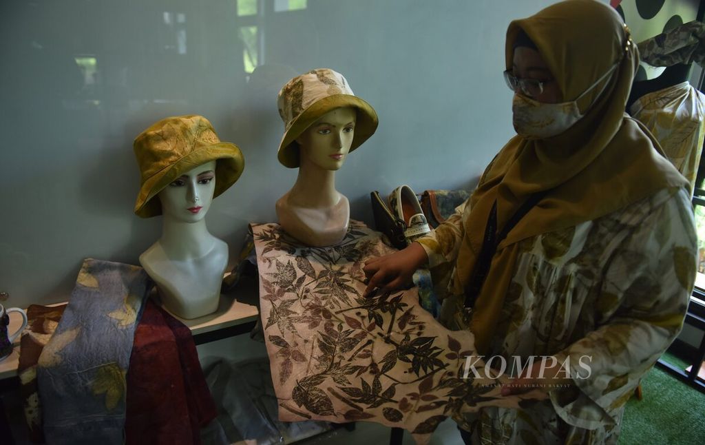Perajin ecoprint Anggreana Nila Agustina menunjukkan kulit ecoprint yang bisa menjadi bahan pembuatan tas dan sepatu di Sampoerna Entrepreneurship Training Center (SETC), Kabupaten Pasuruan, Jawa Timur, Kamis (2/6/2022). 