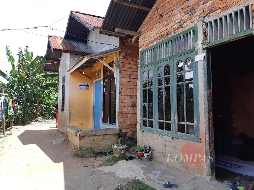 Rumah (kiri) kosong ditinggal YSA (21) yang kini menjalani observasi di Rumah Sakit Jiwa Jambi, Rabu (8/2/2023). 