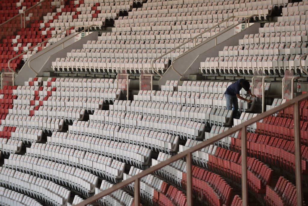 Pekerja memasang nomor bangku penonton di tribun sisi utara Stadion Utama Gelora Bung Karno (GBK), Jakarta, Kamis (6/4/2023). Stadion Utama GBK menjadi salah satu venue yang sebelumnya akan digunakan sebagai lokasi penyelenggaraan Piala Dunia U-20 2023. 