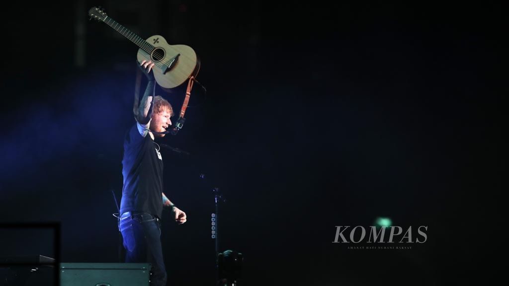 Penyanyi pop asal Inggris, Ed Sheeran, menghibur penggemarnya di Stadion Utama Gelora Bung Karno, Senayan, Jakarta, Jumat (3/5/2019). 