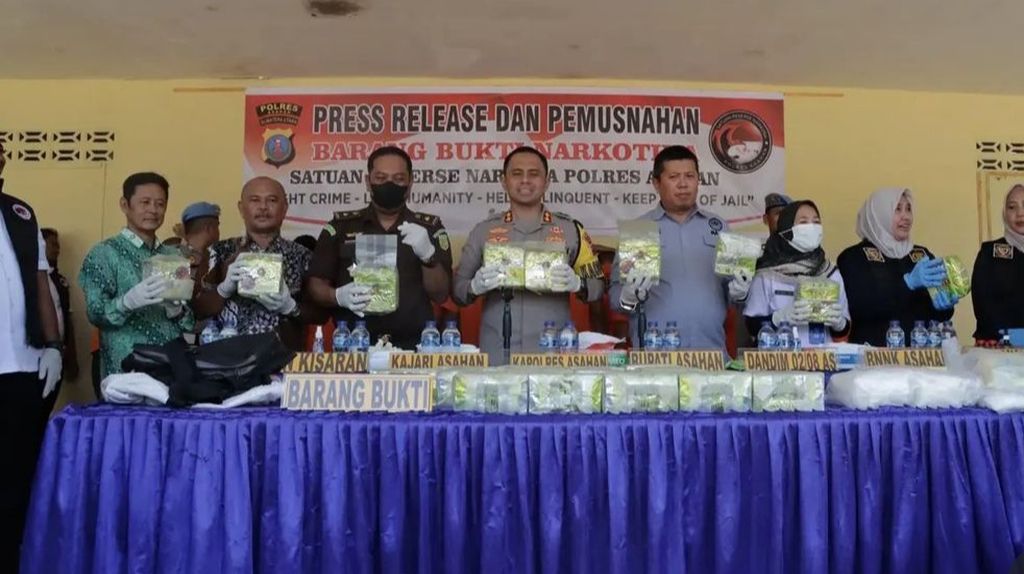 Kepala Polres Asahan Ajun Komisaris Besar Afdal Junaidi (tengah) menunjukkan barang bukti 25 kilogram sabu yang mereka sita dari dua pengedar, di Kabupaten Asahan, Sumatera Utara, Rabu (2/10/2024).