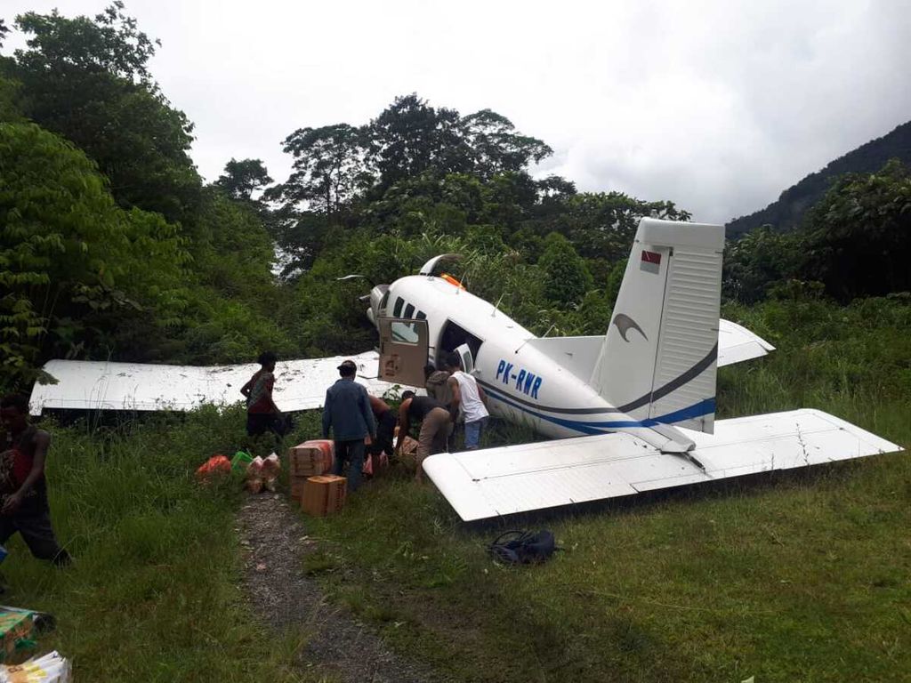 Pesawat perintis dari maskapai Tariku Aviation tergelincir saat mendarat di Lapangan Terbang Bayabiru, Distrik Bogobaida, Kabupaten Paniai, Papua, Kamis (15/10/2020).