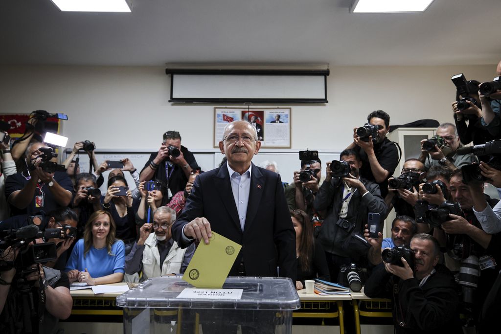 Pemimpin Partai Rakyat Republik dan kandidat presiden Aliansi Bangsa Kemal Kilicdaroglu (tengah) memberikan suaranya di tempat pemungutan suara di Ankara, Turki, Minggu (28/5/2023). 