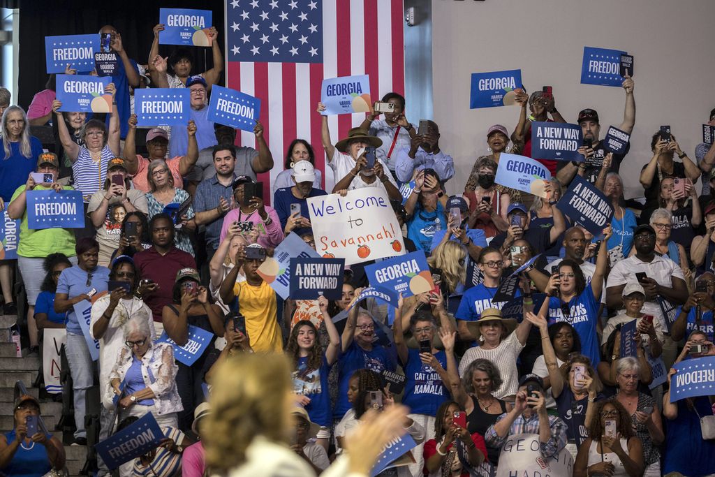 Para pendukung bersorak saat calon presiden dari Partai Demokrat, Wakil Presiden Kamala Harris, berpidato pada kampanye, Kamis (29/8/2024), di Savannah, Georgia, AS. 