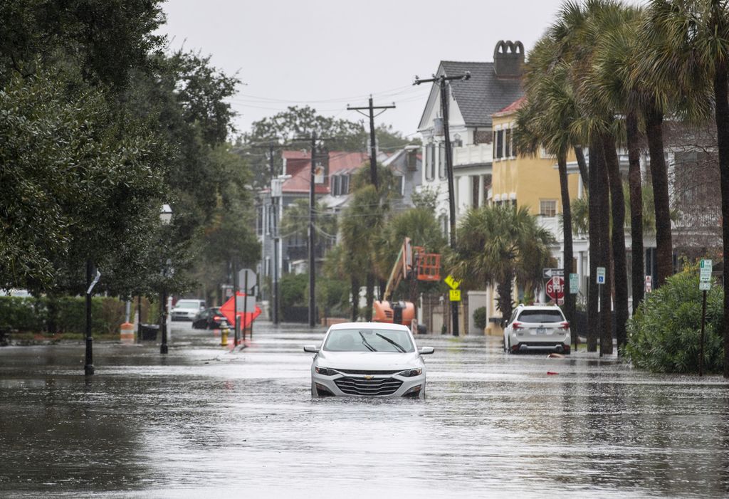 Salah satu bagian Charleston, kota di South Carolina, Amerika Serikat, terendam pada Minggu (18/12/2023). Alih-alih salju, sebagian AS malah becek hingga kebanjiran karena hujan deras.