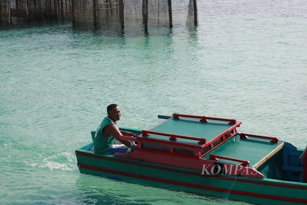 Seorang nelayan tiba mengantarkan sejumlah penumpang ke Pantai Kusik, Pulau Jemaja, Kepulauan Anambas, Kepulauan Riau, Jumat (26/7/2024). 