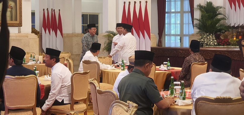 The Minister of Defense and the designated presidential candidate who won the 2024 Presidential Election, Prabowo Subianto, had a conversation with two members of the Presidential Advisory Council, Wiranto and Gandi Sulistyanto, during a breaking of the fast event held at the State Palace in Jakarta on Thursday (28/3/2024).