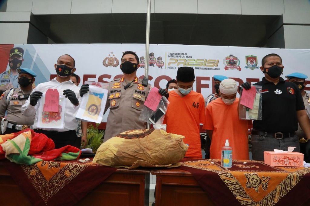Kepolisian Resor Kota Tangerang mengungkap pembunuhan berencana terhadap Abah Fatoni (62) oleh tiga kliennya yang kecewa lantaran janji gandakan uang tak kunjung ada hasil, di Polresta Tangerang, Banten, Senin (13/9/2021).