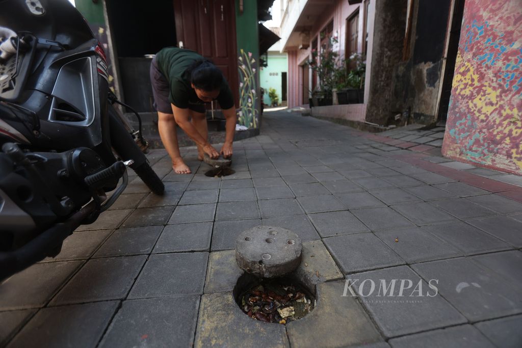 Warga mengecek biopori yang digunakan untuk pengelolaan sampah organik di Kampung Badran RW 011, Kelurahan Bumijo, Jetis, Yogyakarta, Jumat (22/9/2023). 
