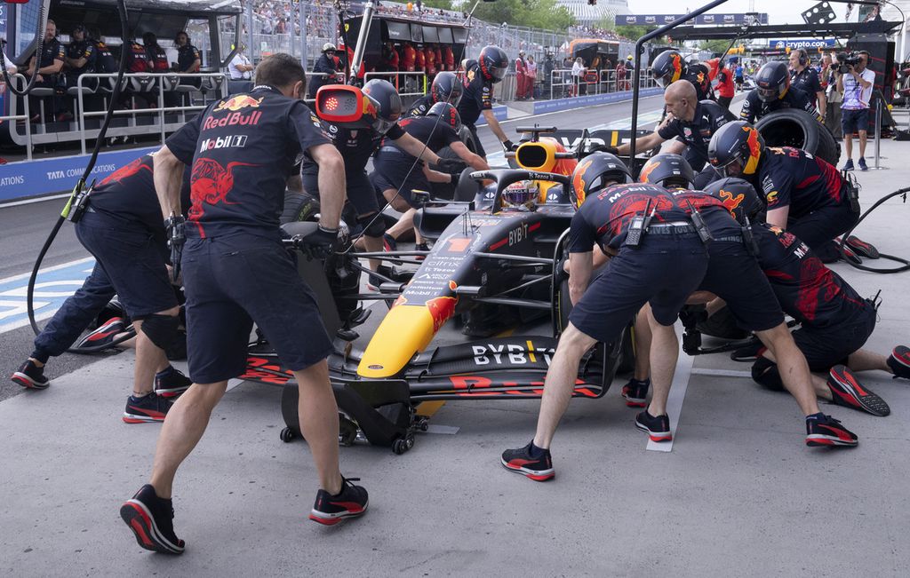 Pebalap Red Bull, Max Verstappen, berhenti di pit saat sesi latihan bebas kedua (FP2) Grand Prix Formula 1 di Montreal, Kanada, Jumat (17/6/2022). Verstappen langsung melesat di Montreal dengan memuncaki sesi latihan pertama dan kedua. 
