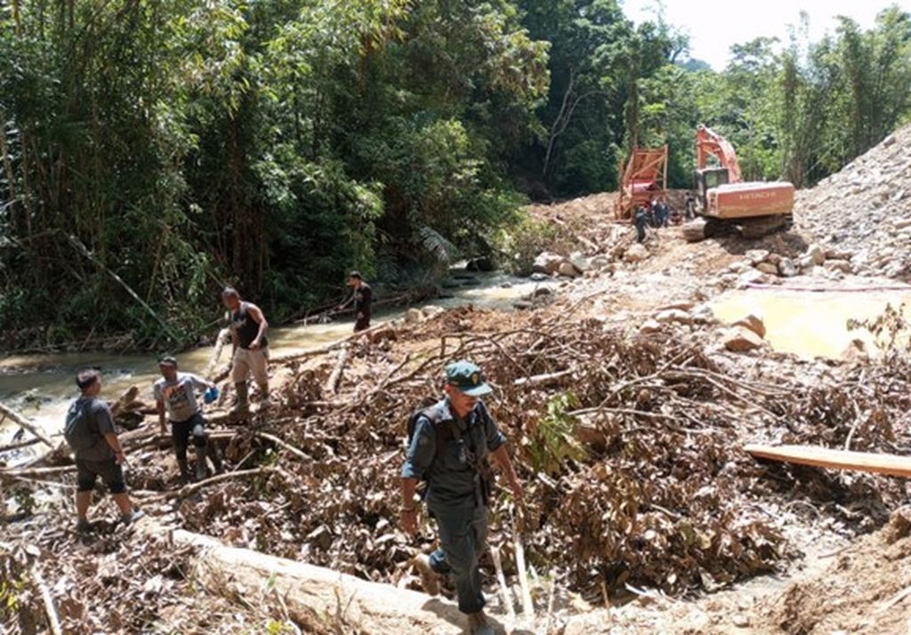 Operasi penangkapan dari Balai Gakkum KLHK Wilayah Sulawesi bersama Polisi Militer Kodam XIII Merdeka yang menangkap empat petambang ilegal di Dusun Pasir Putih, Kabupaten Gorontalo, Gorontalo, Sabtu (27/7/2024).