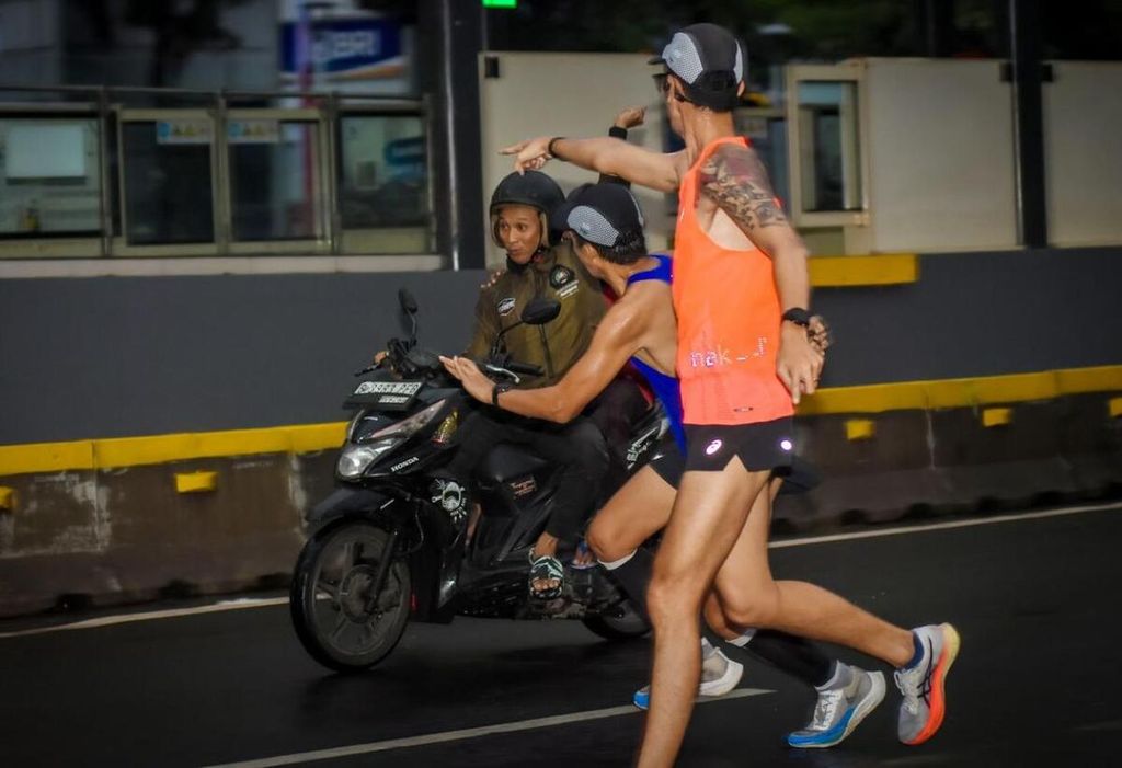 Dua penjambret yang berboncengan menggunakan sepeda motor tertangkap kamera fotografer sedang melakukan aksinya saat hari bebas kendaraan bermotor (<i>car free day/</i>CFD) di kawasan Sudirman, Jakarta Pusat, Minggu (16/6/2024).