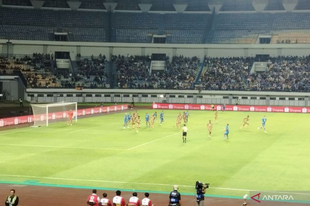 Pertandingan Persib Bandung menghadapi Dewa United di Stadion Gelora Bandung Lautan Api, Kota Bandung, Jawa Barat, Jumat (14/7/2023).