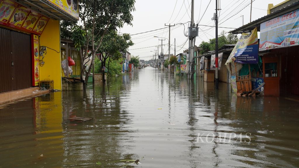 Hunian warga yang ditinggalkan pemiliknya di Vila Kencana Cikarang yang terendam air bah di Desa Karangsentosa, Kecamatan Karangbahagia, Kabupaten Bekasi, Jawa Barat, Kamis (2/3/2023). 