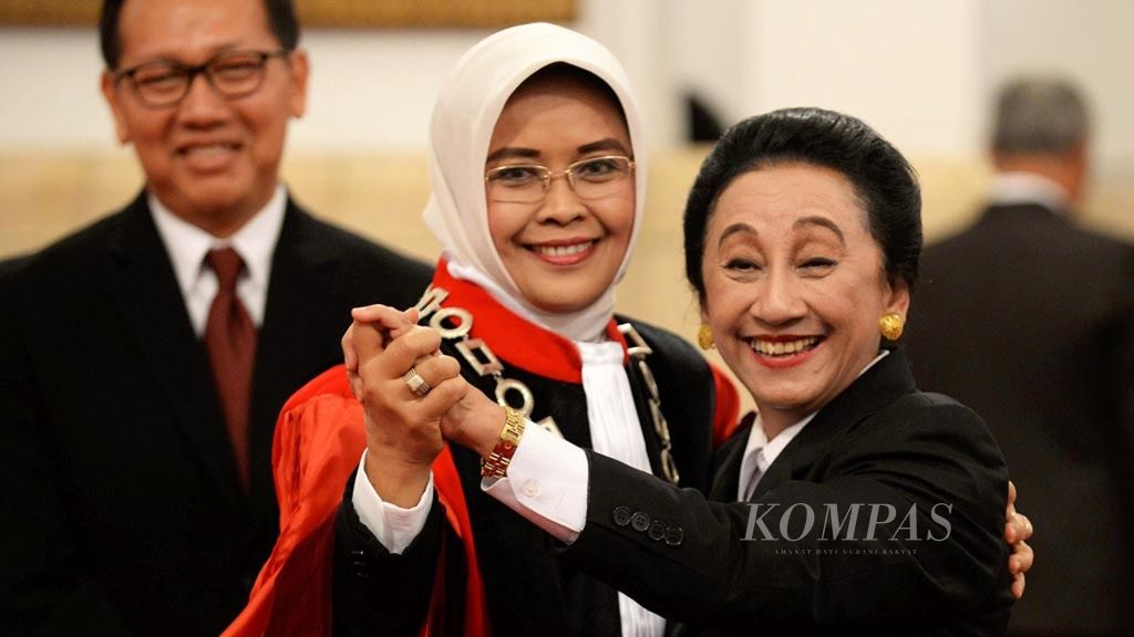 Pensiunan hakim konstitusi Maria Farida Indrati (kanan) memberikan ucapan selamat kepada Enny Nurbaningsih yang baru saja dilantik menjadi hakim konstitusi oleh Presiden Joko Widodo di Istana Negara, Jakarta, Selasa (13/8/2018). Enny menggantikan posisi Maria Farida di Mahkamah Konstitusi yang pensiun mulai hari itu.