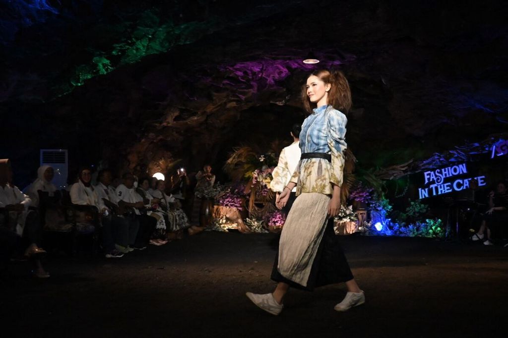 Peragawati mengenakan busana kain tumanggal dan <i>ecoprint</i> dalam Fashion Show Amazing Golaga Festival di Balai Agung Goa Lawa Purbalingga, Kabupaten Purbalingga, Jawa Tengah, Minggu (29/10/2023). 