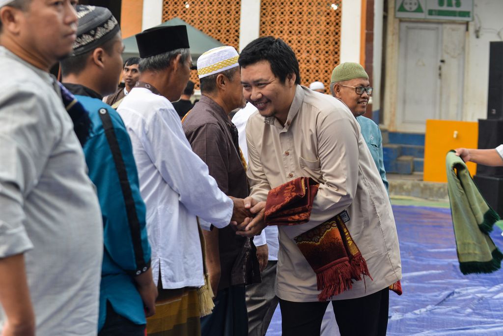 Jemaah Muhammadiyah bersalaman seusai shalat Idul Fitri di lapangan SMK TU Muhammadiyah Cikampek, Karawang, Jawa Barat, Jumat (21/4/2023). Hasil hisab dari Pimpinan Pusat Muhammadiyah menetapkan 1 Syawal atau Lebaran 2023 jatuh pada 21 April 2023. 