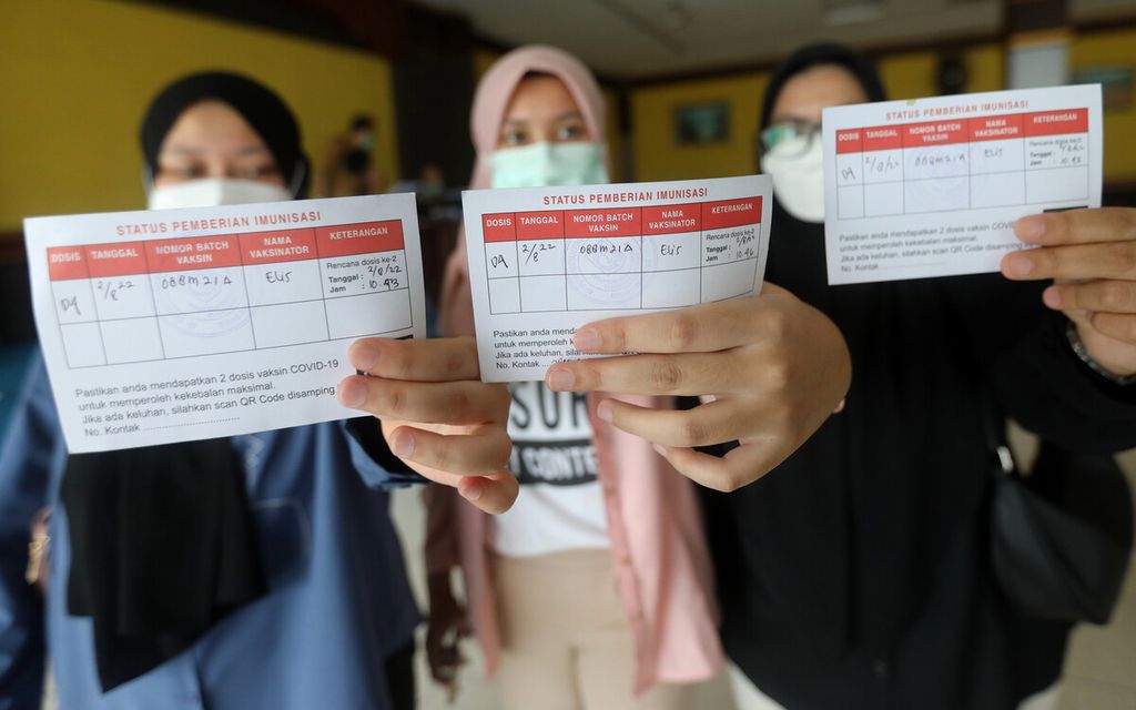 Tenaga kesehatan (nakes) menunjukkan kartu vaksinasi penguat kedua (dosis keempat) di sentra vaksin Gelanggang Remaja Pulogadung, Jakarta, Selasa (1/8/2022). 