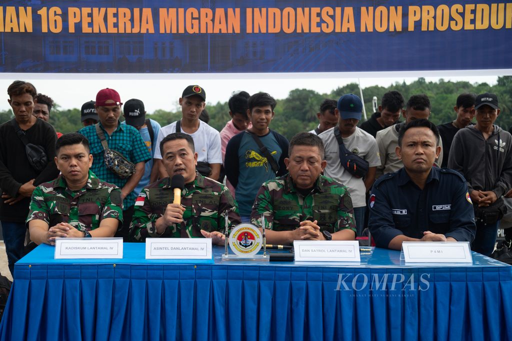 Intelligence Assistant of the Command of the Fourth Indonesian Navy Base, Colonel Joko Santosa (second from the left), provided a press statement regarding the rescue of 16 migrant workers who were abandoned on an uninhabited island in Batam, Riau Islands on Tuesday (16/5/2024).