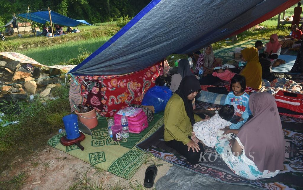 Warga berada di pengungsian darurat yang dibangun di Desa Dekat Agung, Kecamatan Sangkapura, Pulau Bawean, Kabupaten Gresik, Minggu (24/3/2024).