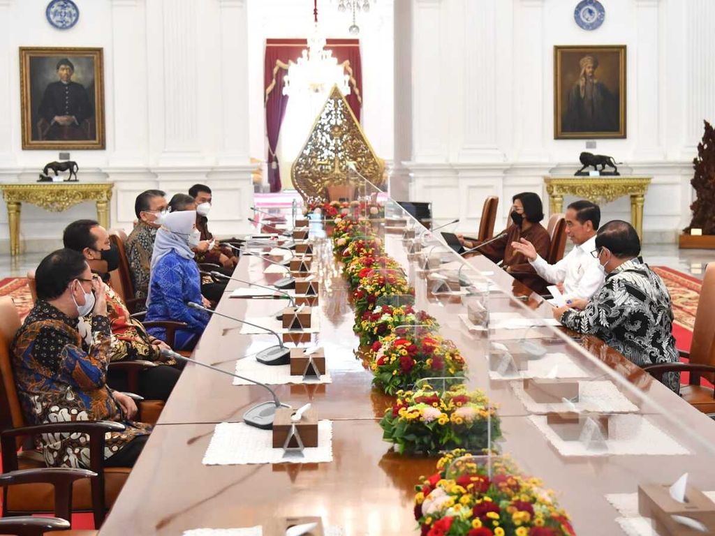 Presiden Joko Widodo menerima Ikhtisar Hasil Pemeriksaan Semester I Tahun 2022 yang diserahkan oleh Ketua Badan Pemeriksa Keuangan Isma Yatun di Istana Merdeka, Jakarta, Selasa (1/11/2022).