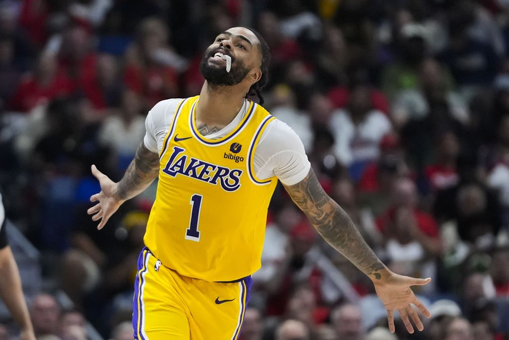 Los Angeles Lakers player, DAngelo Russell, celebrates his success in scoring three points in the NBA playin game, Wednesday (17/4/2024) morning Indonesian time, in New Orleans. The Lakers won with a score of 110-106.