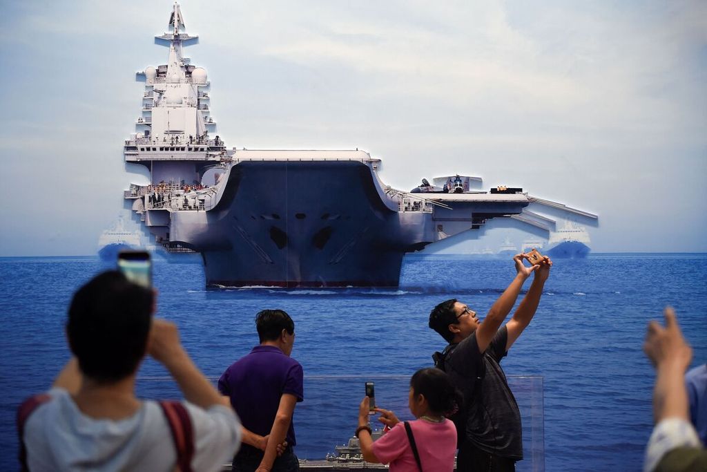Dalam foto pada September 2019 ini terlihat kapal induk pertama China, Liaoning. China telah mengoperasikan dua kapal induk dan mempersiapkan pengoperasian kapal induk ketiga.