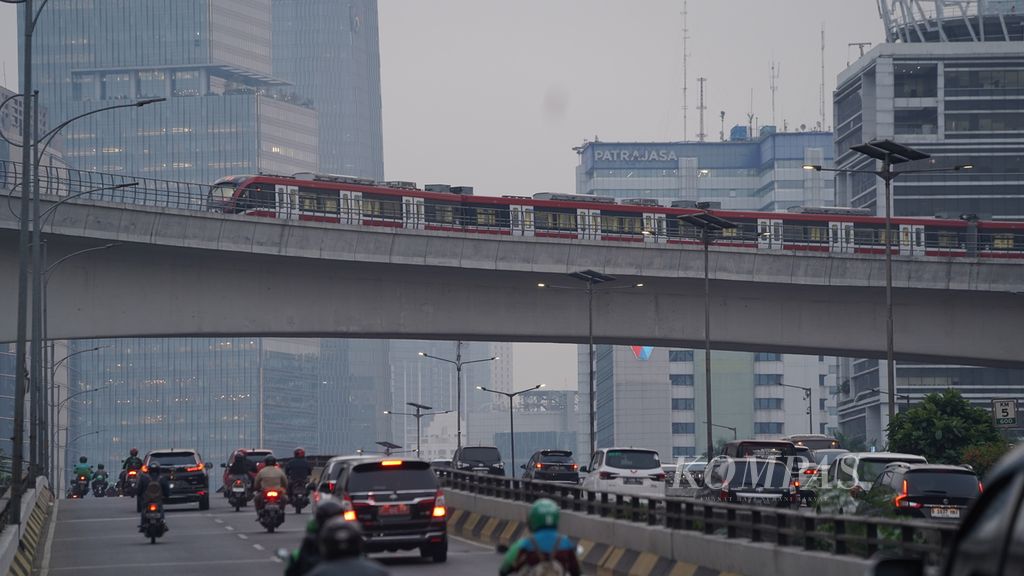 Kereta LRT Jabodebek perlahan melintasi Jembatan Lengkung Bentang Panjang Kuningan di Jakarta Selatan, Rabu (2/8/2023). Tarif dasar LRT Jabodebek untuk 1 kilometer pertama sudah ditetapkan yakni Rp 5.000 dan untuk setiap kilometer berikutnya Rp 700.