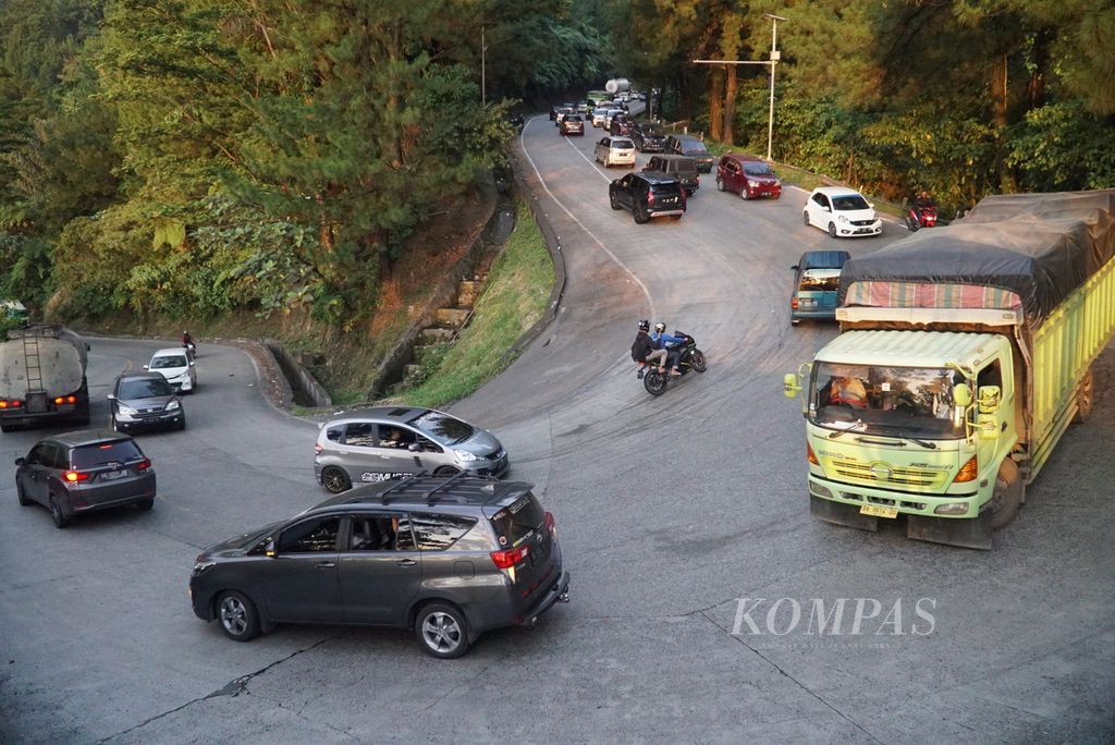 Suasana lalu lintas di tikungan Panorama I Sitinjau Lauik, jalan nasional Padang-Solok, di Kecamatan Lubuk Kilangan, Kota Padang, Sumatera Barat, Minggu (3/7/2022). 