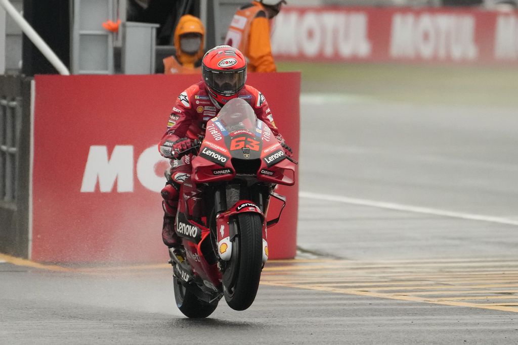 Pebalap Ducati Lenovo, Francesco Bagnaia, memacu motornya pada kualifikasi MotoG seri Jepang di Sirkuit Twin Ring Motegi, Tokyo, Sabtu (24/9/2022). Kualifikasi itu digelar dalam kondisi trek basah diguyur hujan. 