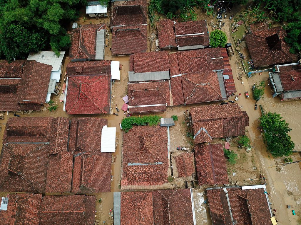 Area permukiman warga yang tergenang lumpur dan merusak bangunan rumah setelah banjir bandang menerjang Desa Sinomwidodo, Kecamatan Tambakromo, Kabupaten Pati, Jawa Tengah, Kamis (1/12/2022). 