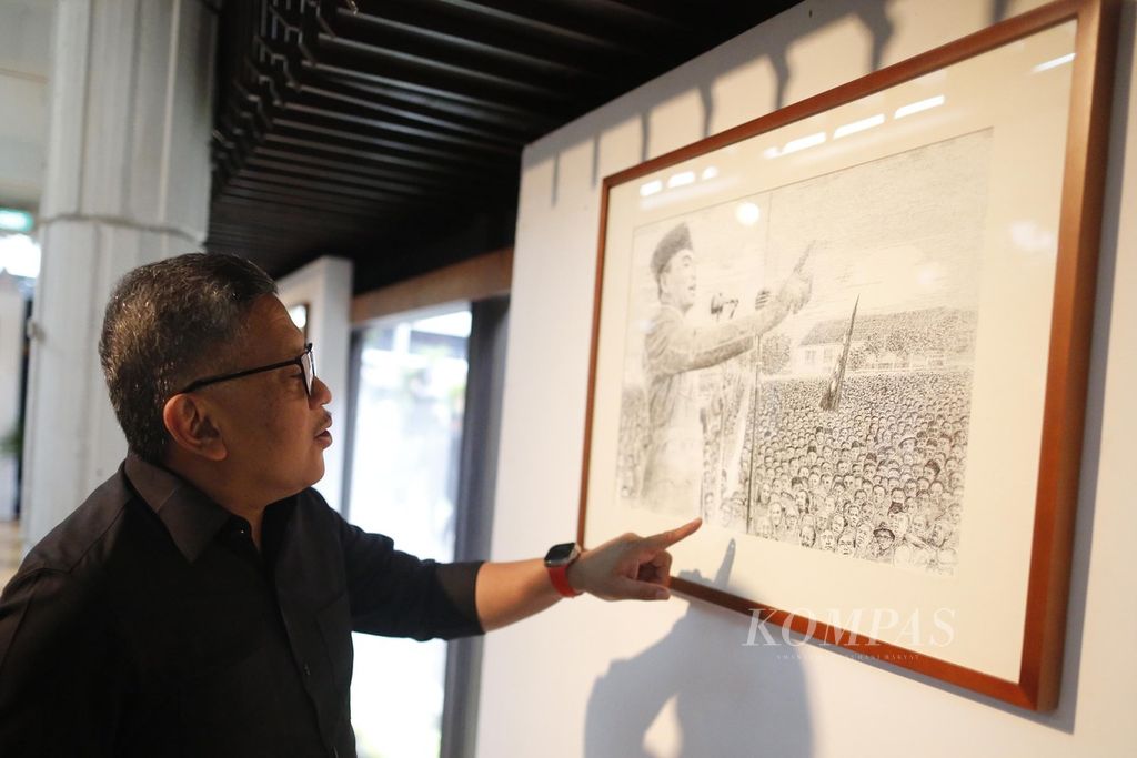 Sekretaris Jenderal PDI Perjuangan Hasto kristiyanto mencermati lukisan karya Budi Ubrux dalam pameran tunggal bertajuk Ratu Adil, di Bentara Budaya, Jakarta, 15 Januari 2024. 