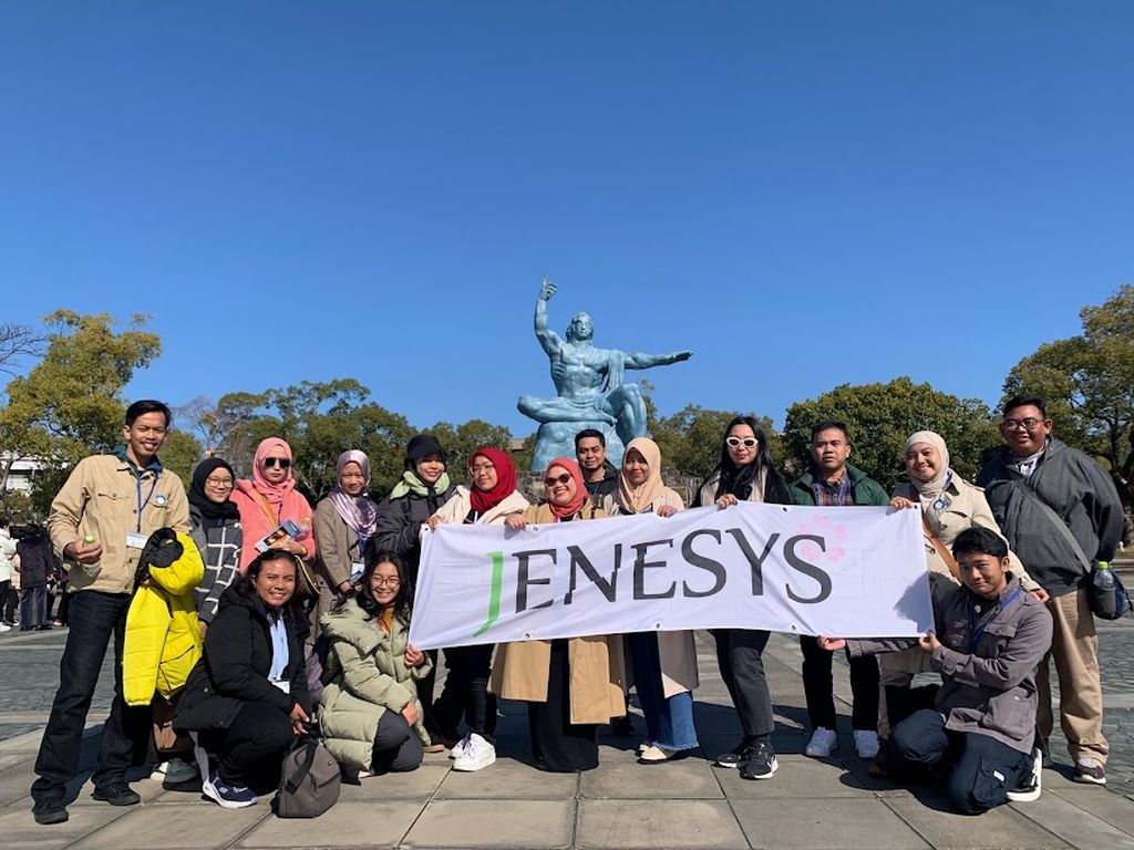 Peserta Jaringan Pertukaran Pelajar dan Pemuda Jepang-Asia Timur (JENESYS) tahun 2023 dari Indonesia berfoto bersama di Monumen Perdamaian Nagasaki, Oktober 2023. Pada tahun tersebut, pesertanya adalah para wartawan. 