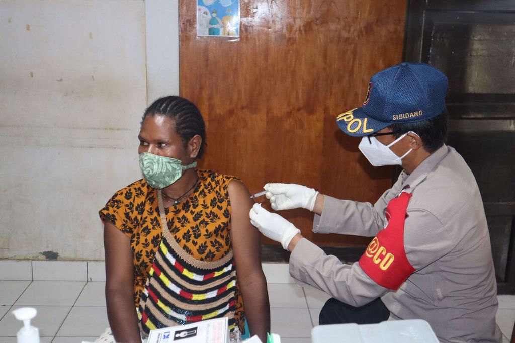 Warga menerima vaksinasi Covid-19 di Distrik Mulia, Kabupaten Puncak Jaya, Papua, Jumat (4/2/2022).