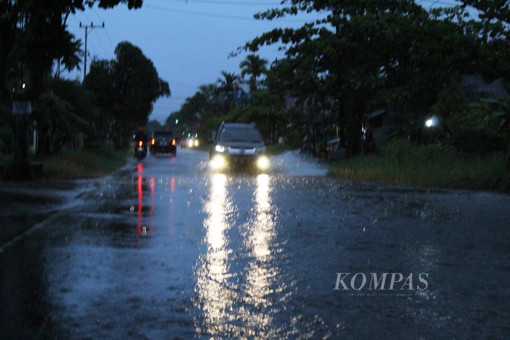 Kendaraan roda empat melintas di Jalan Tingang, Kota Palangkaraya, Kalimantan Tengah, Selasa (13/9/2022). Kota Palangkaraya jadi salah satu dari enam kabupaten yang terendam banjir.