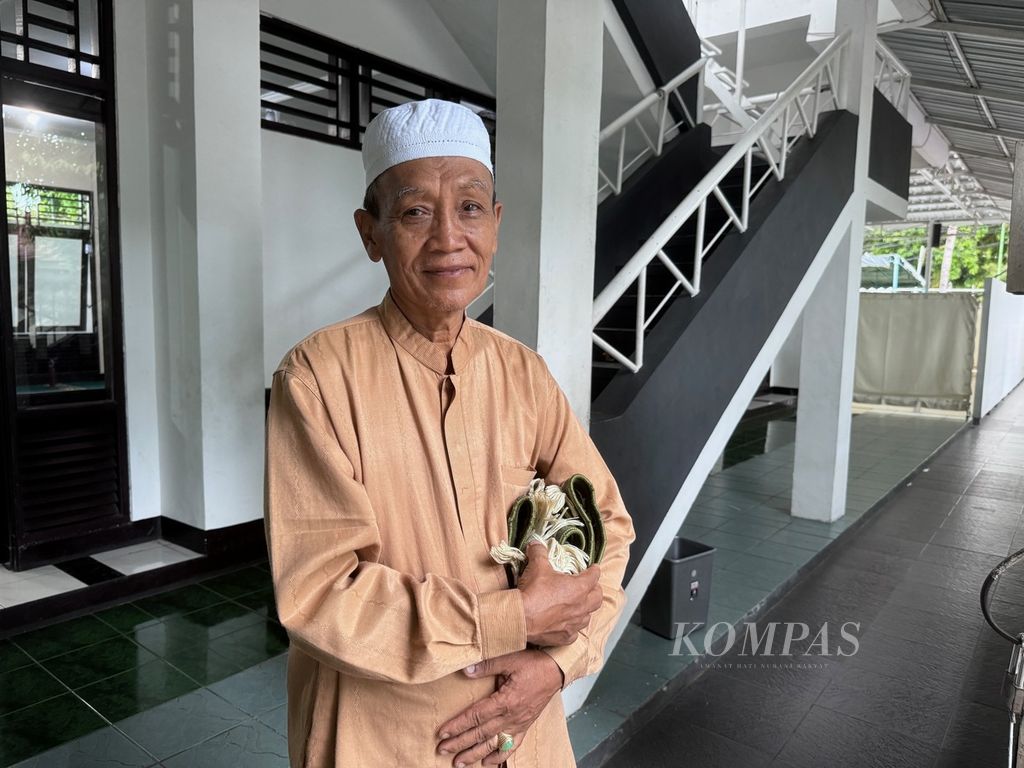 Suarno (65), marbot Masjid Mamba’ul Hikmah, Lingkungan Taman Gajah Mada, Kelurahan Taman Sari, Kota Mataram, Nusa Tenggara Barat, Sabtu (23/3/2024)
