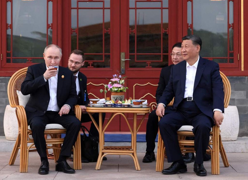 Russian President Vladimir Putin and Chinese President Xi Jinping held an informal meeting at the Zhongnanhai complex, Beijing, China, Thursday (16/5/2024).