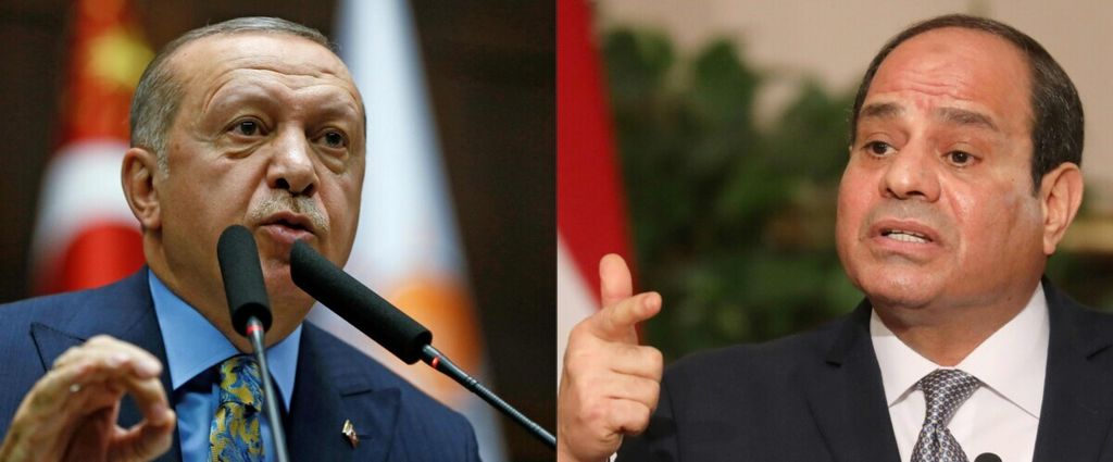 Kombinasi foto pada 22 Juni 2020 ini memperlihatkan Presiden Turki Recep Tayyip Erdogan (kiri) berbicara dalam pertemuan di Ankara, 23 Oktober 2018, dan Presiden Mesir Abdel Fatah el-Sisi berbicara dalam konferensi pers di Kairo, 28 Januari 2019. 