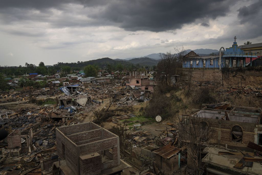 Puluhan rumah dirusak dan dibakar selama bentrokan etnis dan kerusuhan di Sugnu, di Manipur, India, 21 Juni 2023. Selama tiga bulan, Perdana Menteri India Narendra Modi diam tentang kekerasan etnis yang menewaskan lebih dari 150 orang itu. Ini memicu mosi tidak percaya terhadap pemerintahannya di parlemen. 