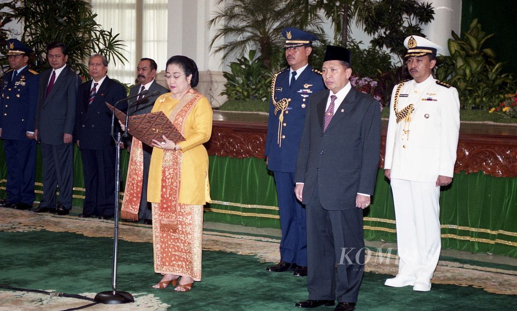 Presiden Megawati Soekarnoputri didampingi Wakil Presiden Hamzah Haz melantik Kabinet Gotong Royong di Istana Negara, Jakarta, Sabtu (11/8/2001). 