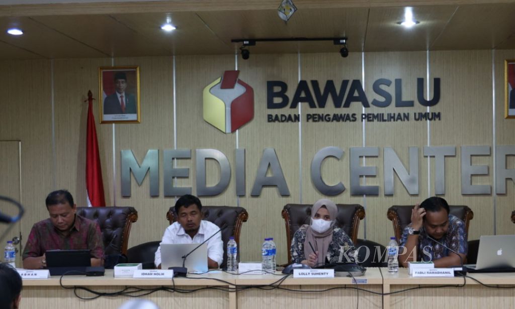 Komisioner Badan Pengawas Pemilu Lolly Suhenty (kedua dari kanan), komisioner Komisi Pemilihan Umum Idham Holik (kedua dari kiri), Manajer Program Perkumpulan untuk Pemilu dan Demokrasi (Perludem) Fadli Ramadhanil (kanan), dan pengamat pemilu Abhan menjadi narasumber dalam diskusi publik terkait potensi kerawanan tahapan pendaftaran, verifikasi, dan penetapan partai politik peserta pemilu di kantor Bawaslu, Jakarta, Selasa (19/7/2022). 