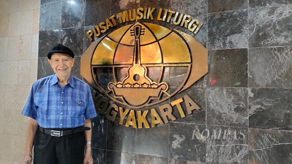 Pastor Karl-Edmund Prier SJ berfoto di depan gedung Pusat Musik Liturgi (PML) Yogyakarta, Sabtu (13/5/2023). PML didirikan Pastor Prier di tahun 1971.