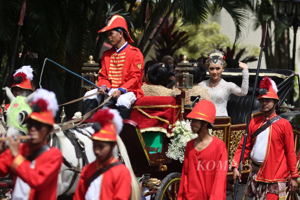 Erina Gudono menaiki kereta kuda menuju Pendopo Agung Royal Ambarrukmo sebelum menjalani upacara pernikahan dengan Kaesang Pangarep di kompleks Hotel Ambarrukmo, Kabupaten Sleman, Daerah Istimewa Yogyakarta, Sabtu (10/12/2022). 